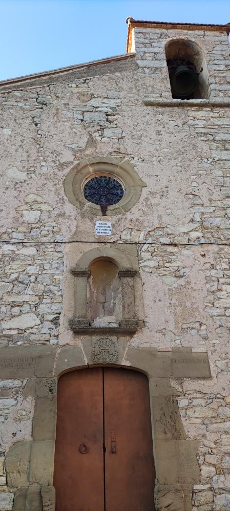 Vistas de la fachada frontal de la iglesia de Sant Pere de l'Arç.
