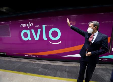 Francisco Arteaga se despide al llegar el AVLO a la estación de Sants en Barcelona