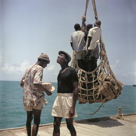 Lomé (Togo): el puerto carecía de profundidad: el transporte de personas y mercancías se hacía con redes