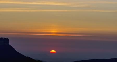 La salida del sol en las Medes vista desde Tavertet.