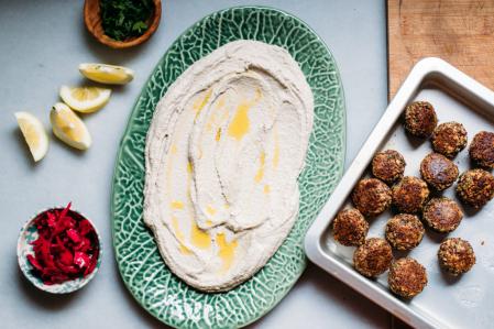 Albóndigas de quinoa y coliflor con base de hummus de limón