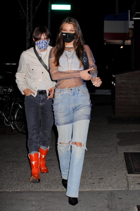 Bella Hadid con camiseta transparente en Nueva York