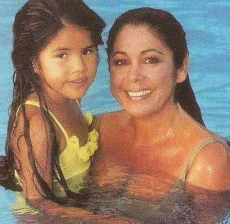 Isa Pantoja lleva en el foco mediático desde que su madre hiciese oficial su adopción.