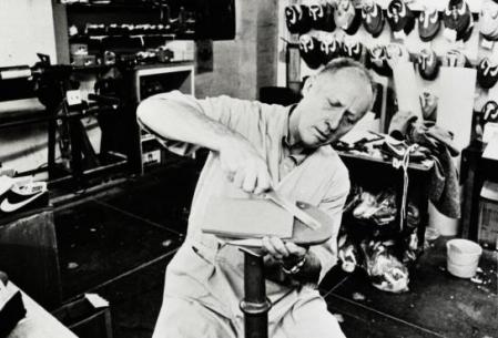 Bill Bowerman (1911-1999), co-creador de la compañía, es una de las figuras más veneradas de Nike
