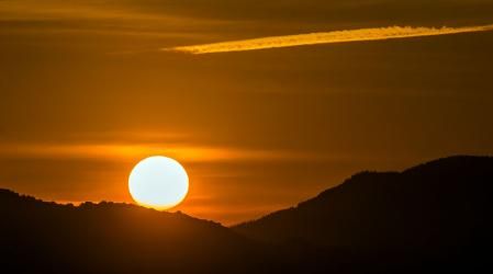 El Sol se eleva por encima de la sierra de Les Guilleries.