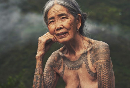 La mujer lleva tatuando desde los 15 años.