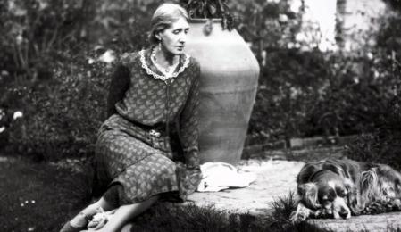 Virginia Woolf en 1927 en Monk’s House, Sussex, con su perra Pinka
