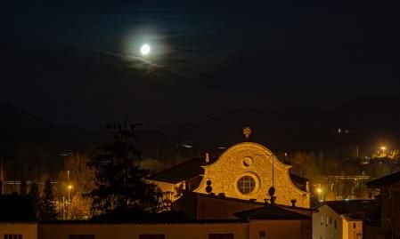 Luna entre nubes en Vic.