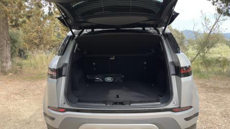 472 litros de capacidad ampliable 1.156 litros si se abaten los respaldos de la banqueta trasera.