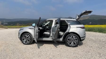 El Range Rover Evoque PHEV es un SUV relativamente compacto, pero de correcta habitabilidad.