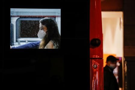 El uso de la mascarilla puede dejar  de ser una rareza en nuestra cultura y en un futuro podría ser habitual en épocas de epidemia de gripe, según el epidemiólogo Antoni Trilla