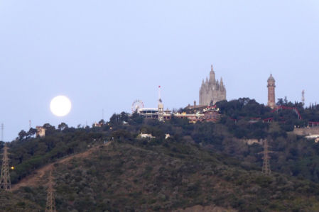 Luna de gusano con el Tibidabo al amanecer.