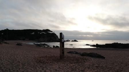 El monolito instalado en la arena de la playa de Sa Conca
