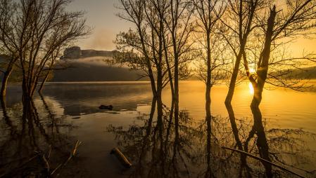 El polvo sahariano tiñe el paisaje del pantano de Sau.