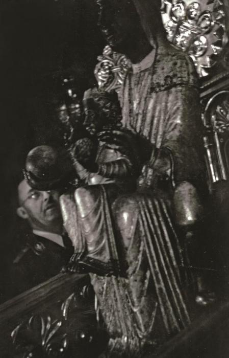 Heinrich Himmler ante la Moreneta de Montserrat en una imagen publicada en el libro 'Nazis en Barcelona'