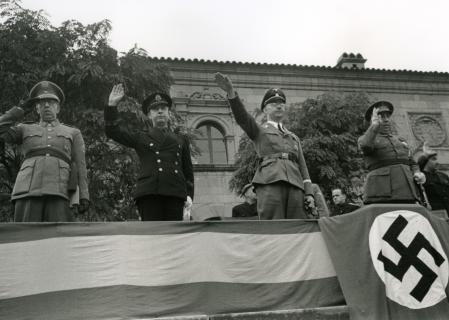 Tribuna de honor del Poble Espanyol con las principales autoridades franquistas que acompañaros a Himmler, en una imagen publicada en el libro 'Nazis en Barcelona'