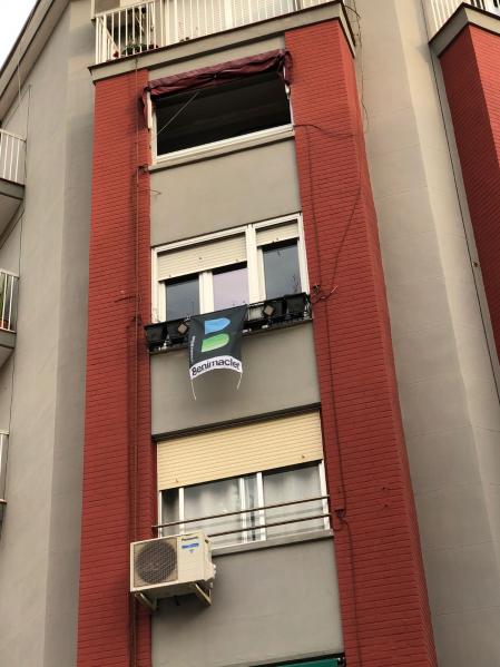 Banderola de Compromís en una ventana de Benimaclet