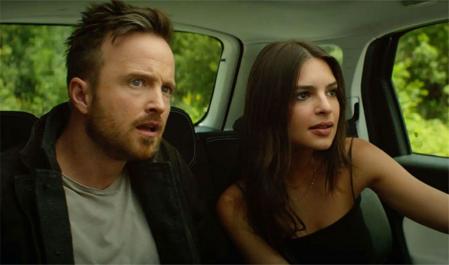 Emily Ratajkowski junto a Aaron Paul en 'Bienvenido a casa'