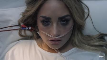 Demi Lovato en el videoclip de 'Dacing With The Devil'