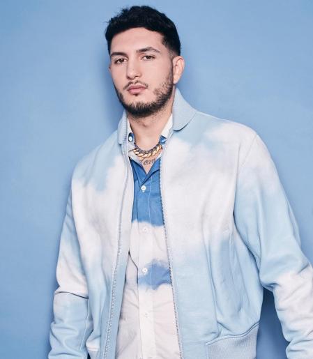 Omar Montes se ha convertido en tendencia en las redes sociales por su voz.