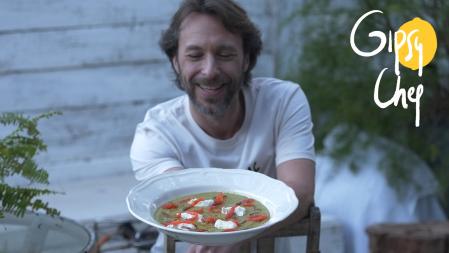 Para compensar los excesos de la Semana Santa, Gipsy Chef te propone un plato casi 100% vegetal: una rica crema de guisantes que no tiene nada de aburrida. Con calabacín, cebolla tierna, yogur griego, aceitunas, miso y aguacate, además de guisantes; y acompañada de trocitos de anchoa y salmón ahumado, se trata de una propuesta completa y deliciosa, además de rápida y sencilla de preparar. ¿Te atreves con la receta?