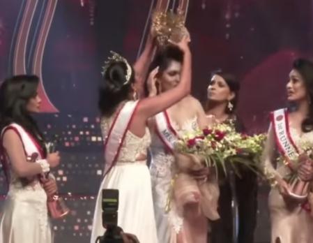 La ganadora del año pasado arrancó la corona de la cabeza de Pushpika De Silva, la ganadora de este año.