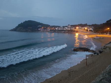 Panorámica de la madrugada en playa de La Fosca.
