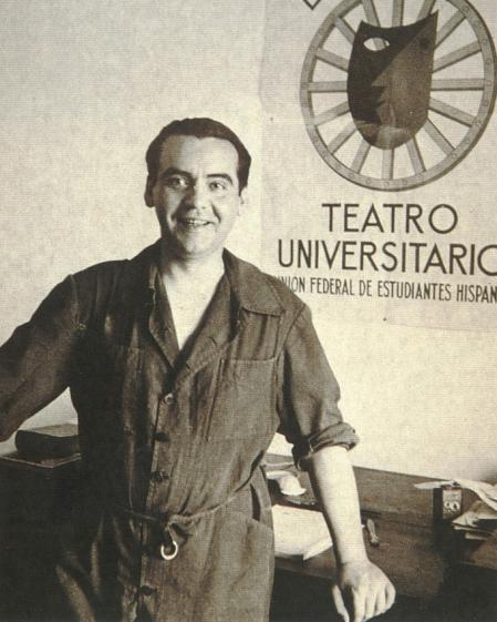 Federico García Lorca posa junto a un cartel de La Barraca durante una de las primeras giras de la compañía