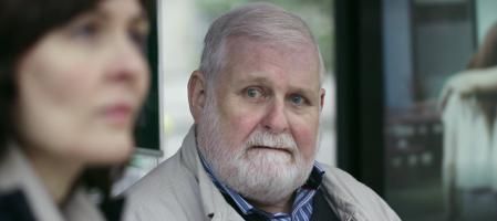 El hombre insiste a la mujer en que 'todo irá bien', para intentar que no se preocupe.