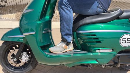 La plataforma para los pies es de generosas dimensiones.