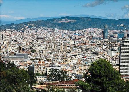 foto XAVIER CERVERA 11/10/2020 vista de ciutat vella, torre colon, catedral, ciutat vella ,eixample, torre agbar y el maresme al fondo des del mirador del alcalde ,montjuic ,barcelona ciudad (edificios, viviendas,..) tras un par de dias de lluvia, con cielo limpio