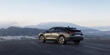 Con su diseño innovador y su morfología aerodinámica, combina la elegancia de una berlina, el dinamismo de un break y el aspecto protector de un SUV&nbsp;