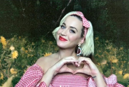 Katy Perry con una diadema con lazo en rosa.