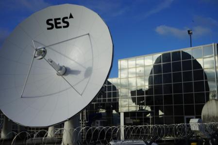 Antenas de satélites de comunicaciones de SES Astra en el Château de Betzdorf (Luxemburgo)