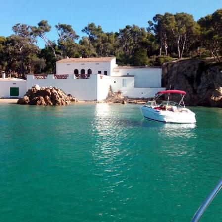 Vistas de la playa Es Castell, en Palamós.