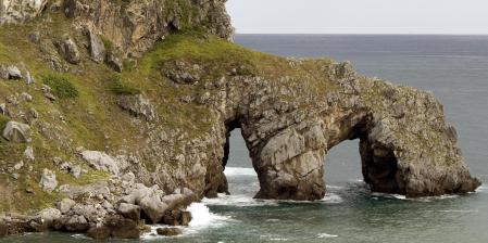Vistas de un peñón del islote de Gaztelugatxe.