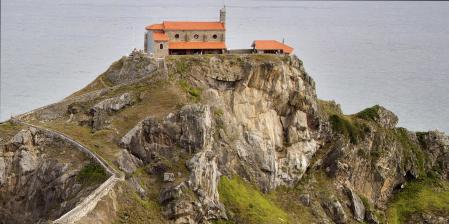 En lo alto del islote, la ermita de San Juan.