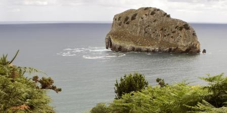 Vistas de la isla vecina a la de Gaztelugatxe, Akatxe Uhartea.