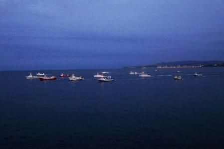 Panorámica de las embarcaciones pesqueras saliendo del puerto de Palamós.