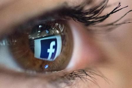 El icono de Facebook reflejado en el ojo de una usuaria