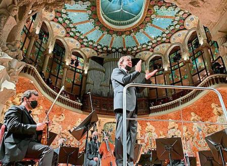 Daniele Gatti aplaude con la Mahler Chamber Orchestra al público español en el Palau de la Música