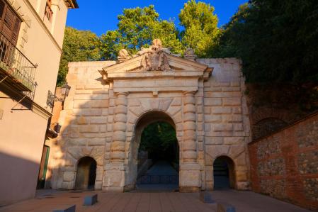 La puerta de las Granadas es el acceso más habitual a la Alhambra