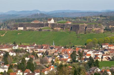 Su ciudadela fortificada, del siglo XVII, es un punto turístico importante al norte de Francia.
