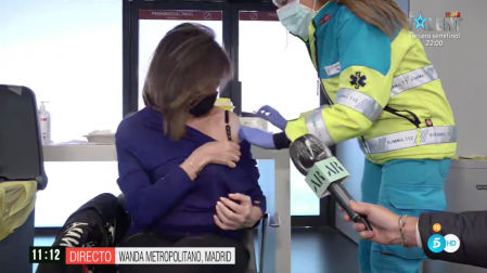 Ana Rosa anima a los espectadores a vacunarse, tal y como ella ha hecho en directo