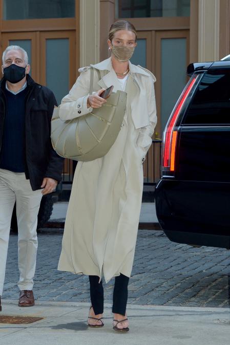 Rosie Huntingon-Whiteley con su estilismo 'working girl' en Manhattan