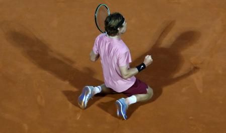 Andrey Rublev celebra su victoria ante Nadal en Montecarlo