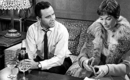 Jack Lemmon y Shirley MacLaine en un fotograma de 'El apartamento' dirigida por Billy Wilder, gran triunfadora de los Oscar de 1961