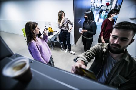 Unos trabajadores toman café y otras bebidas en un espacio común de una oficina