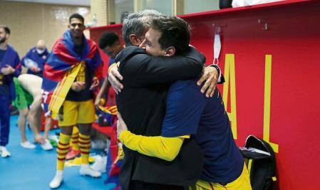 Abrazo entre Laporta y Messi tras la final de Copa