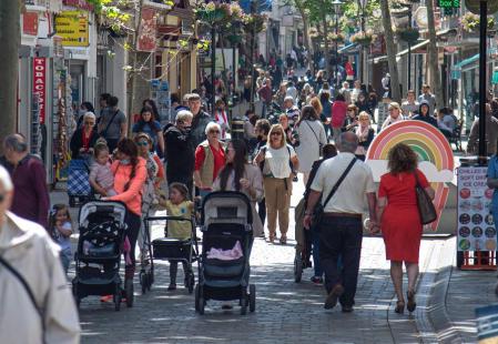 Una calle de Gibraltar llena de gente paseando sin llevar mascarilla